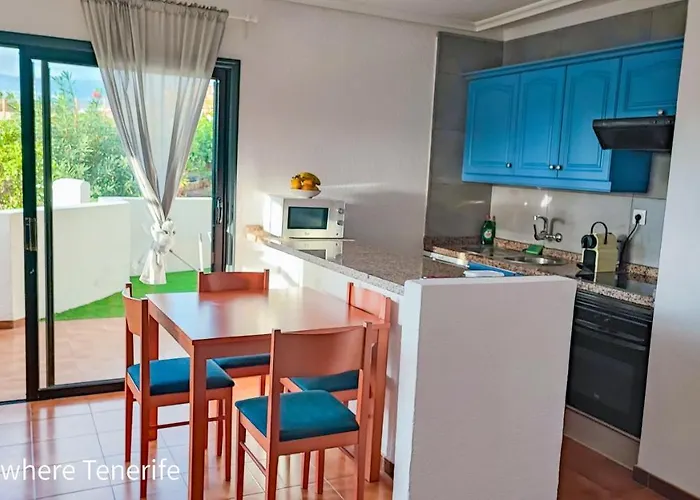 Spacious With Private Garden In Tenerife South Appartamento *